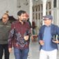 Juru Bicara Pemerintah Aceh, Dr Nurlis Effendi saat bersama Gubernur Aceh Muzakir Manaf di Pendopo Gubernur Aceh beberapa waktu lalu. Foto: (Humas Aceh).