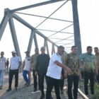 Wakil Gubernur Aceh, Fadhlullah, meninjau langsung kondisi infrastruktur jalan dan jembatan di Kecamatan Kembang Tanjong, Kabupaten Pidie, guna memastikan pembangunan berjalan optimal dan bermanfaat bagi masyarakat, Kamis (30/4/2026). Foto: (Humas Aceh).