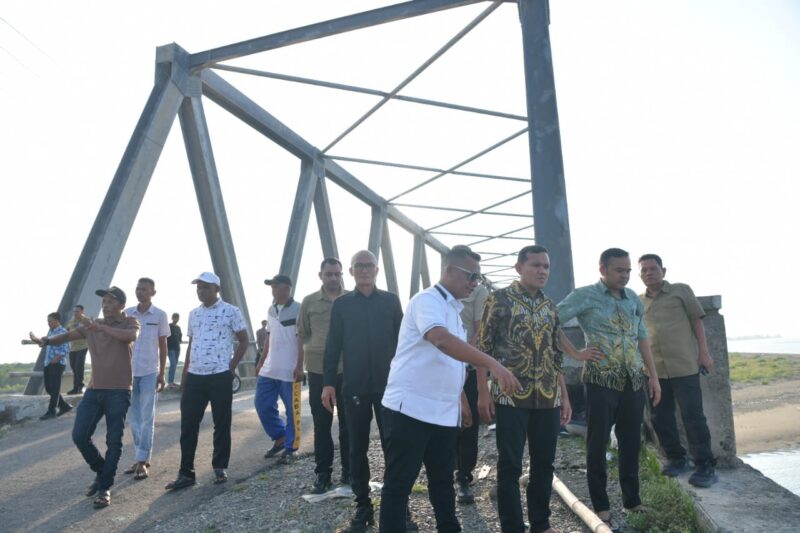 Wakil Gubernur Aceh, Fadhlullah, meninjau langsung kondisi infrastruktur jalan dan jembatan di Kecamatan Kembang Tanjong, Kabupaten Pidie, guna memastikan pembangunan berjalan optimal dan bermanfaat bagi masyarakat, Kamis (30/4/2026). Foto: (Humas Aceh).