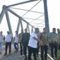 Wakil Gubernur Aceh, Fadhlullah, meninjau langsung kondisi infrastruktur jalan dan jembatan di Kecamatan Kembang Tanjong, Kabupaten Pidie, guna memastikan pembangunan berjalan optimal dan bermanfaat bagi masyarakat, Kamis (30/4/2026). Foto: (Humas Aceh).