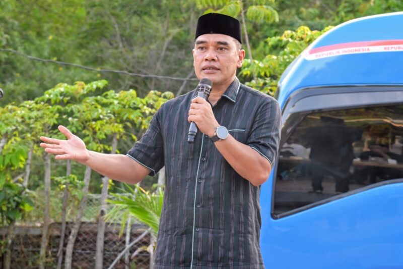 Ketua DPRK Aceh Besar, Abdul Muchti SIKom, menyampaikan sambutan dan membuka Festifal Srimusim Lampuuk 2026 di Sekolah Adat Srimusim Lampuuk, Kecamatan Lhoknga, Aceh Besar, Kamis (30/04/2026).