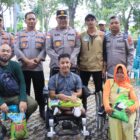 Wakapolda Aceh Ari Wahyu Widodo berfoto bersama warga usai penyaluran bantuan beras pada peringatan May Day 2026 di Banda Aceh, Jumat (1/5/2026). Foto: (Humas Polda Aceh).