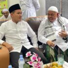 Wakil Gubernur Aceh, Fadhlullah, berbincang hangat dengan Muhammad Ali bin Abdul Muthaleb dalam suasana silaturrahmi di Samalanga, Bireuen, Jumat (1/5/2026). Foto: (Humas Aceh).