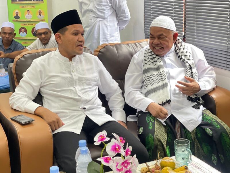 Wakil Gubernur Aceh, Fadhlullah, berbincang hangat dengan Muhammad Ali bin Abdul Muthaleb dalam suasana silaturrahmi di Samalanga, Bireuen, Jumat (1/5/2026). Foto: (Humas Aceh).