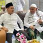 Wakil Gubernur Aceh, Fadhlullah, berbincang hangat dengan Muhammad Ali bin Abdul Muthaleb dalam suasana silaturrahmi di Samalanga, Bireuen, Jumat (1/5/2026). Foto: (Humas Aceh).