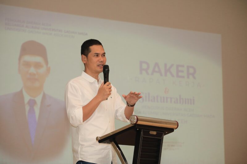 Sekretaris Daerah Aceh, M. Nasir, menyampaikan sambutan saat membuka Rapat Kerja dan Silaturahmi Kagama Aceh di Banda Aceh, Sabtu (2/5/2026). Foto: (Humas Aceh).