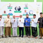 Kadisdik Dayah Aceh Besar, Abubakar SAg foto bersama saat menghadiri Haul ke 10 Abuya Drs Tgk H Jamaluddin di Dayah Asaasunnajah, Gampong Ateuk Lueng Ie, Kecamatan Ingin Jaya, Aceh Besar, Sabtu (02/05/2026). 