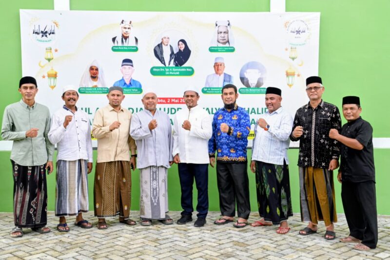 Kadisdik Dayah Aceh Besar, Abubakar SAg foto bersama saat menghadiri Haul ke 10 Abuya Drs Tgk H Jamaluddin di Dayah Asaasunnajah, Gampong Ateuk Lueng Ie, Kecamatan Ingin Jaya, Aceh Besar, Sabtu (02/05/2026). 