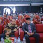 Asisten I Sekdakab Aceh Besar Farhan AP, menghadiri kegiatan penyerahan lulusan SMK Negeri 3 Banda Aceh kepada pemerintah daerah serta perayaan Festival DWADYANIFITY di Aula SMKN 1, 2, dan 3 Banda Aceh, kawasan Lhong Raya, Banda Raya, Senin (04/05/2026). 