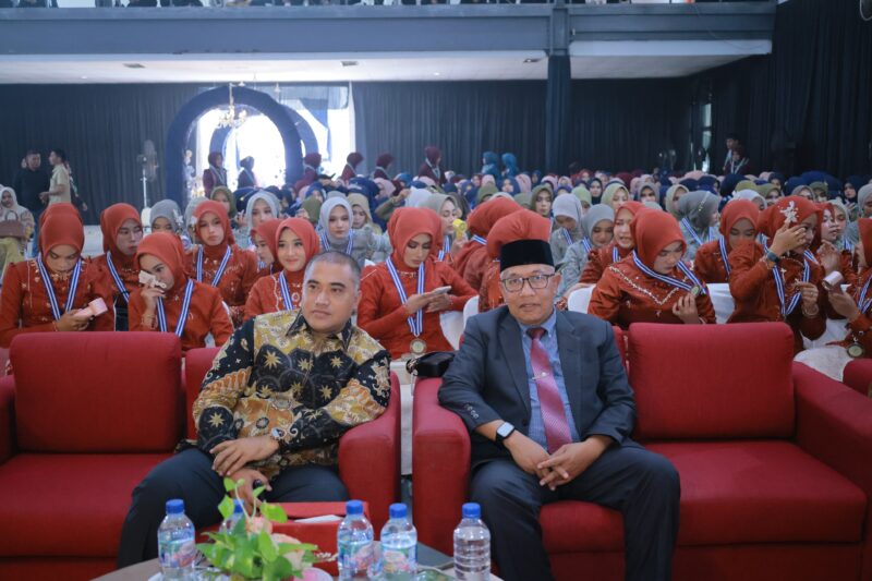 Asisten I Sekdakab Aceh Besar Farhan AP, menghadiri kegiatan penyerahan lulusan SMK Negeri 3 Banda Aceh kepada pemerintah daerah serta perayaan Festival DWADYANIFITY di Aula SMKN 1, 2, dan 3 Banda Aceh, kawasan Lhong Raya, Banda Raya, Senin (04/05/2026). 