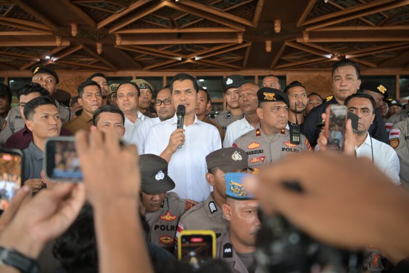 Sekda Aceh, M. Nasir, menyampaikan penjelasan kepada mahasiswa yang menggelar aksi terkait Pergub JKA di halaman Kantor Gubernur Aceh, Senin (4/5/2026). Foto: (Humas Aceh).