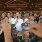 Sekda Aceh, M. Nasir, menyampaikan penjelasan kepada mahasiswa yang menggelar aksi terkait Pergub JKA di halaman Kantor Gubernur Aceh, Senin (4/5/2026). Foto: (Humas Aceh).