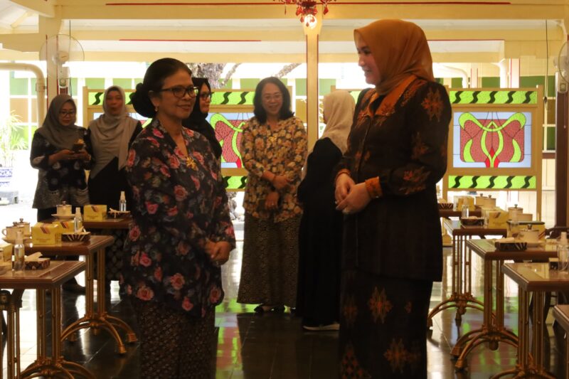 Bunda PAUD Aceh, Ny. Marlina Muzakir, berbincang dengan Wakil Ketua Pokja PAUD DIY, Kanjeng Gusti Bendara Raden Ayu Paku Alam X, saat kunjungan kerja di Pura Pakualaman, Yogyakarta, Senin (4/5/2026). Foto: (Humas Aceh).