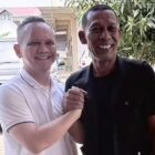 Ketua DPRA Zulfadhli saat salam komando dengan Ketua MKD RI Nazaruddin Dek Gam Anggota DPR RI Asal Aceh Jum’at, (27/03/2026 )di Banda Aceh.