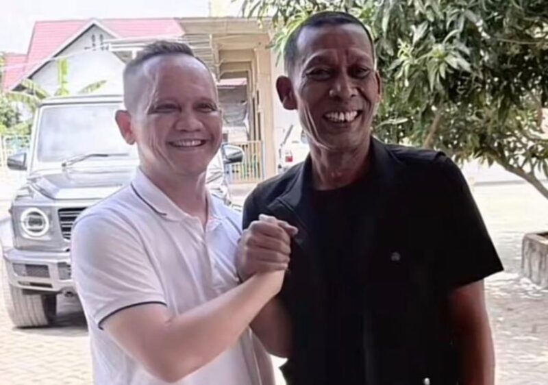 Ketua DPRA Zulfadhli saat salam komando dengan Ketua MKD RI Nazaruddin Dek Gam Anggota DPR RI Asal Aceh Jum’at, (27/03/2026 )di Banda Aceh.