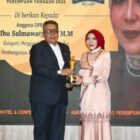 Bunda Salma menerima penghargaan AMKI Kartini Award di 2026 dari Ketua Umum Asosiasi Media Konvergensi Indonesia (AMKI), Tundra Meliala di Jakarta, Rabu (29/04/2026).Foto:Ist