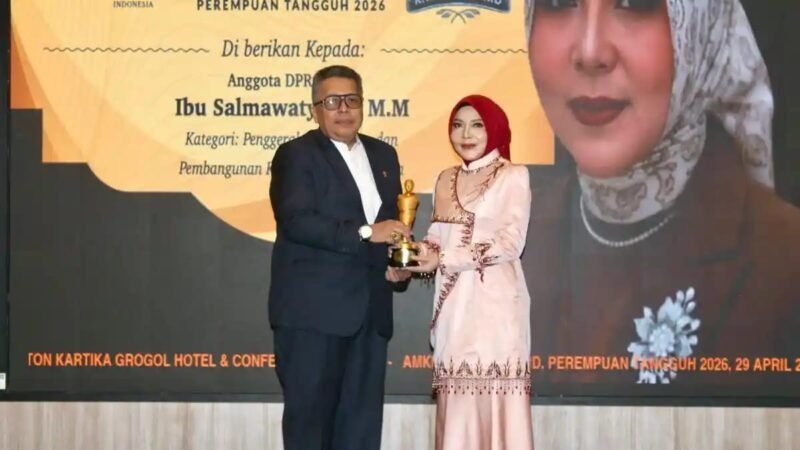 Bunda Salma menerima penghargaan AMKI Kartini Award di 2026 dari Ketua Umum Asosiasi Media Konvergensi Indonesia (AMKI), Tundra Meliala di Jakarta, Rabu (29/04/2026).Foto:Ist
