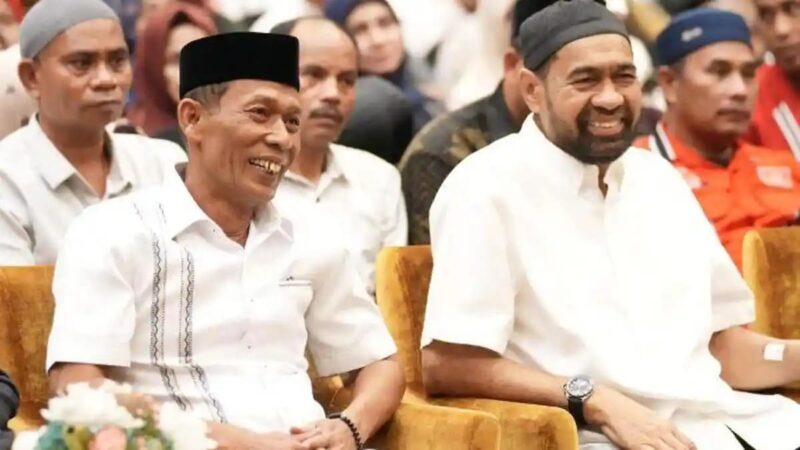 Duduk Bareng - Ketua DPRA, Zulfadli (Abang Samalanga) duduk bareng bersama Gubernur Aceh, Muzakir Manaf alias Mualem dalam satu acara di Banda Aceh.Foto:Ist