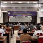 DPRA menggelar RDP terkait polemik Pergub Aceh Nomor 2 Tahun 2026 tentang Jaminan Kesehatan Aceh (JKA) di Ruang Serba Guna DPRA, Selasa (28/04/2026).
