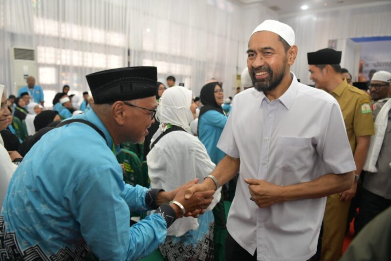 Gubernur Aceh, Muzakir Manaf, bersalaman dengan petugas haji saat meninjau dan melepas keberangkatan kloter perdana calon jemaah haji Aceh di Asrama Haji Embarkasi Aceh, Banda Aceh, Selasa (5/5/2026). Foto: (Humas Aceh).