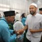 Gubernur Aceh, Muzakir Manaf, bersalaman dengan petugas haji saat meninjau dan melepas keberangkatan kloter perdana calon jemaah haji Aceh di Asrama Haji Embarkasi Aceh, Banda Aceh, Selasa (5/5/2026). Foto: (Humas Aceh).