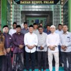 Wakil Gubernur Aceh, Fadhlullah, berfoto bersama pimpinan Dayah Ruhul Falah Samahani, para ulama, dan tokoh masyarakat usai menghadiri peringatan haul ke-12 almarhum Tgk. H. Ibrahim bin Hasyim di Gampong Leupung Riwat, Kecamatan Kuta Malaka, Aceh Besar. Foto: (Humas Aceh).