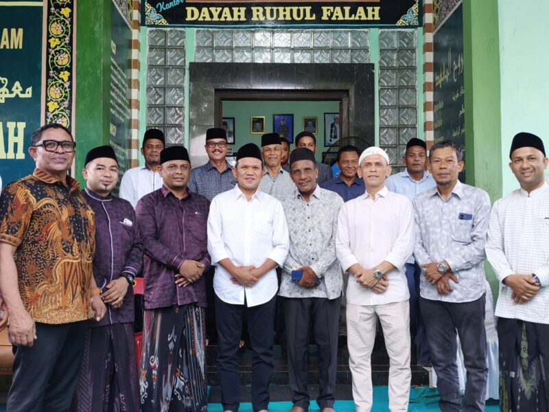 Wakil Gubernur Aceh, Fadhlullah, berfoto bersama pimpinan Dayah Ruhul Falah Samahani, para ulama, dan tokoh masyarakat usai menghadiri peringatan haul ke-12 almarhum Tgk. H. Ibrahim bin Hasyim di Gampong Leupung Riwat, Kecamatan Kuta Malaka, Aceh Besar. Foto: (Humas Aceh).