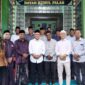Wakil Gubernur Aceh, Fadhlullah, berfoto bersama pimpinan Dayah Ruhul Falah Samahani, para ulama, dan tokoh masyarakat usai menghadiri peringatan haul ke-12 almarhum Tgk. H. Ibrahim bin Hasyim di Gampong Leupung Riwat, Kecamatan Kuta Malaka, Aceh Besar. Foto: (Humas Aceh).