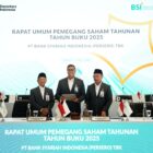 Tampak Direktur Utama BSI Anggoro Eko Cahyo (tengah) bersama Ketua Dewan Pengawas Syariah BSI KH Hasanudin (kiri) dan Komisaris Utama BSI Muhadjir Effendy (kanan) berbincang bersama sesaat sebelum RUPST Tahun Buku 2025 di Kantor BSI Tower, Jakarta (5/5/2026).