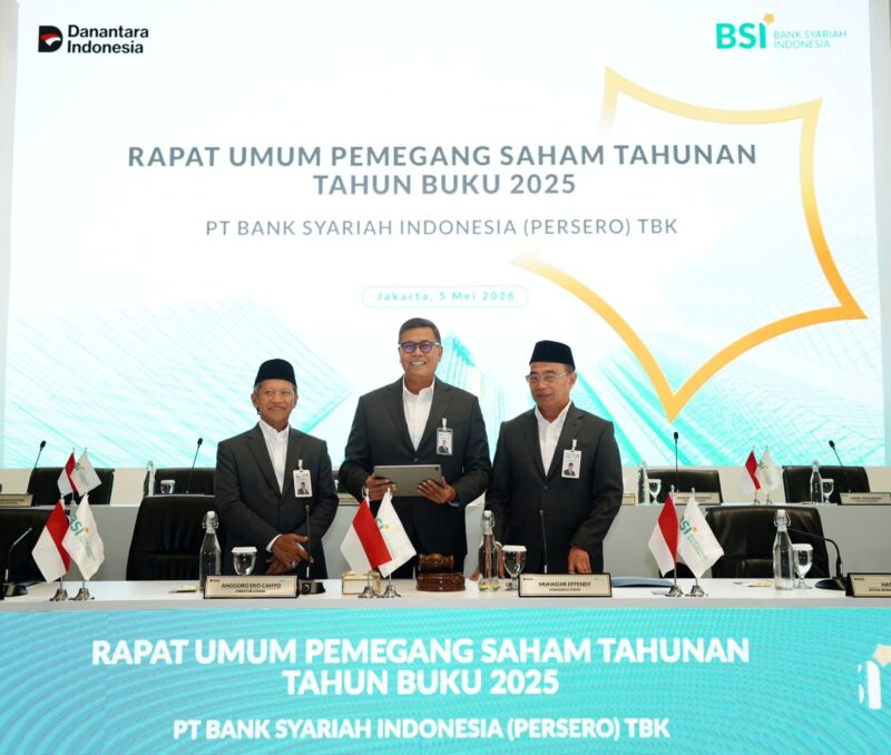 Tampak Direktur Utama BSI Anggoro Eko Cahyo (tengah) bersama Ketua Dewan Pengawas Syariah BSI KH Hasanudin (kiri) dan Komisaris Utama BSI Muhadjir Effendy (kanan) berbincang bersama sesaat sebelum RUPST Tahun Buku 2025 di Kantor BSI Tower, Jakarta (5/5/2026).