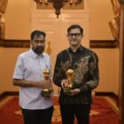 Gubernur Aceh, Muzakir Manaf, menerima penghargaan Top Pembina BUMD 2026 usai ajang Top BUMD Awards 2026 di Jakarta. Foto: (Humas Aceh).