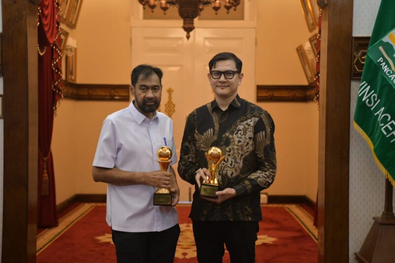 Gubernur Aceh, Muzakir Manaf, menerima penghargaan Top Pembina BUMD 2026 usai ajang Top BUMD Awards 2026 di Jakarta. Foto: (Humas Aceh).