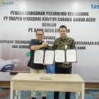 Direktur Dana dan Jasa Bank Aceh Syariah, M. Hendra Supardi dan Branch Manager PT Taspen (Persero) Kantor Cabang Banda Aceh, Junaizar usai menandatangani perjanjian kerja sama penguatan layanan pembayaran kepada pensiunan, di Gedung Action Center Bank Aceh, Selasa (5/5/2026).