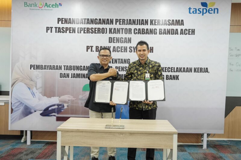 Direktur Dana dan Jasa Bank Aceh Syariah, M. Hendra Supardi dan Branch Manager PT Taspen (Persero) Kantor Cabang Banda Aceh, Junaizar usai menandatangani perjanjian kerja sama penguatan layanan pembayaran kepada pensiunan, di Gedung Action Center Bank Aceh, Selasa (5/5/2026).