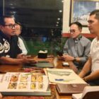 Sekretaris Daerah Aceh M. Nasir menghadiri pertemuan bersama perwakilan PLN, Kementerian Komunikasi dan Digital (Komdigi), serta Dinas ESDM Aceh untuk membahas peluang pengembangan Pembangkit Listrik Tenaga Surya (PLTS) sebagai bagian dari upaya mendorong transisi energi dan investasi di Aceh, Jumat (26/6/2026). Foto: Dok. Istimewa