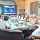 Kepala Dinas Perkim Kota Banda Aceh, Hendra Gunawan, S.Hut, bersama jajaran dan anggota Pokja PKP mengikuti diskusi daring penguatan STBM Berkelanjutan menuju SDGs 2030 di Ruang Rapat Wakil Wali Kota, Rabu (25/6).