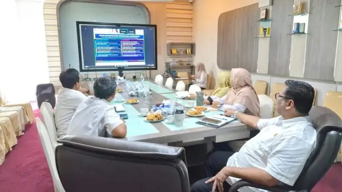 Kepala Dinas Perkim Kota Banda Aceh, Hendra Gunawan, S.Hut, bersama jajaran dan anggota Pokja PKP mengikuti diskusi daring penguatan STBM Berkelanjutan menuju SDGs 2030 di Ruang Rapat Wakil Wali Kota, Rabu (25/6).