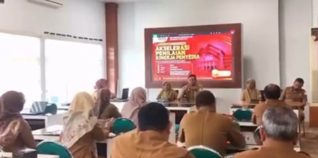 ASN Biro Pengadaan Barang dan Jasa Sekretariat Daerah Aceh mengikuti pelatihan public speaking di Ruang Rapat Lantai 3 Biro PBJ Setda Aceh, Senin (6/7/2026)
