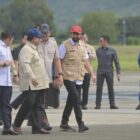 Presiden Prabowo Subianto didampingi Mualem saat berkunjung ke Aceh.