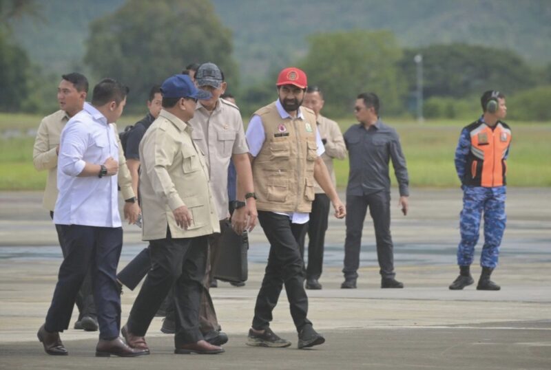 Presiden Prabowo Subianto didampingi Mualem saat berkunjung ke Aceh.