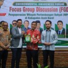 Wakil Bupati Aceh Barat Said Fadheil menyerahkan cenderamata kepada perwakilan panitia dalam kegiatan FGD Pengoperasian Wilayah Pertambangan Rakyat (WPR) di Aula Parkside Meuligo Hotel Meulaboh, Kamis (24/9/2026). Foto: Dok. Istimewa 