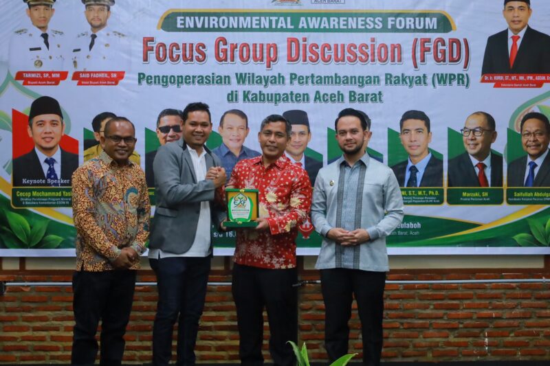 Wakil Bupati Aceh Barat Said Fadheil menyerahkan cenderamata kepada perwakilan panitia dalam kegiatan FGD Pengoperasian Wilayah Pertambangan Rakyat (WPR) di Aula Parkside Meuligo Hotel Meulaboh, Kamis (24/9/2026). Foto: Dok. Istimewa 