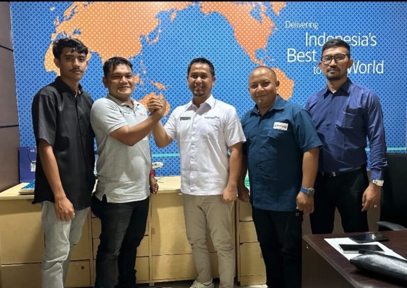 Ketua SMSI Aceh Besar Zulfikar, S.Pd., bersama pengurus saat melakukan audiensi dengan General Manager (GM) Garuda Indonesia Perwakilan Banda Aceh, Jufriandi, di Banda Aceh, Senin (21/9/2026). Foto: Dok. SMSI Aceh Besar