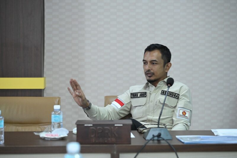 Anggota Komisi I DPRK Banda Aceh Teuku Arief Khalifah menyampaikan pandangannya terkait dana operasional petugas Satpol PP/WH Banda Aceh. Foto: Dok. DPRK Banda Aceh