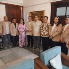 Foto bersama kedutaan besar Myanmar, Mang Hau Thang didampingi Counsellor Shwe Yi Phyo, First Secretary San Nyunt Aung, dan Chief of Chancery Htet Htet Aung dan KSMI, Ketua Umum Yan Mulia Abidin, dan pengurus lainnya, Tundra Meliala, Moko Pamungkas, Meina Paloh, M. Iksan Tauleka, Dudung Abdul Rachman, Marino. Foto: Dok. KSMI