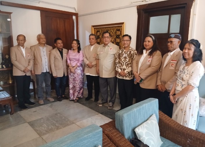 Foto bersama kedutaan besar Myanmar, Mang Hau Thang didampingi Counsellor Shwe Yi Phyo, First Secretary San Nyunt Aung, dan Chief of Chancery Htet Htet Aung dan KSMI, Ketua Umum Yan Mulia Abidin, dan pengurus lainnya, Tundra Meliala, Moko Pamungkas, Meina Paloh, M. Iksan Tauleka, Dudung Abdul Rachman, Marino. Foto: Dok. KSMI