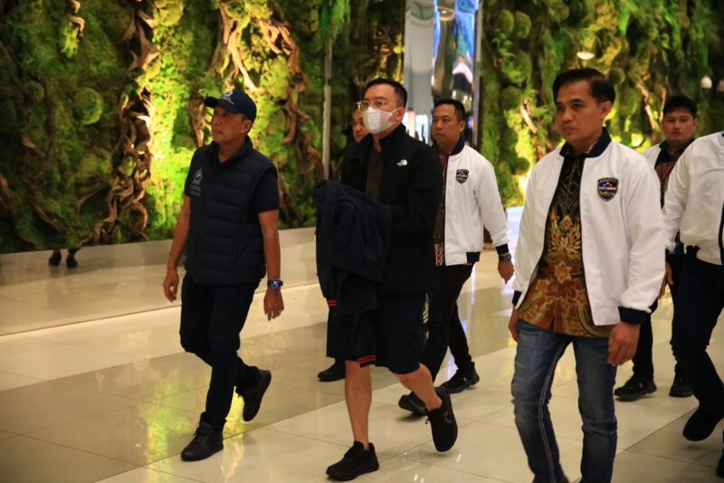 Dittipidsiber Bareskrim Polri membawa tersangka FP yang masuk DPO kasus dugaan perjudian online kembali ke Indonesia setelah ditangkap di Thailand, Jumat (25/9/2026). Foto: Dok. Istimewa 