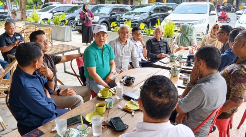 Ketua Umum DPP Gabungan Pengusaha Makan Bergizi Indonesia (GAPEMBI) H. Alven Stony, S.I.P. bersama pengurus GAPEMBI Aceh saat menghadiri pertemuan dengan pernguru GAPEMBI Aceh, di Moorden Coffee, Banda Aceh, Jumat (25/9/2026). Foto: Dok. GAPEMBI