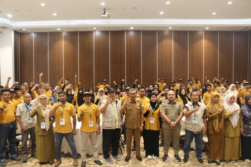 Direktur Operasional BPI Friandito bersama para instruktur dan peserta foto bersama usai mengikuti kegiatan Pelatihan Teknis Budidaya Kelapa Sawit di Banda Aceh. Foto: Dok. Istimewa