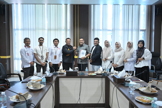 Ketua YARA Banda Aceh H. Yuni Eko Hariyatna alias Dato’ Haji Embonk menyerahkan draf Qanun Bantuan Hukum bagi Rakyat Miskin kepada Ketua Badan Legislasi DPRK Banda Aceh Ramza Harli di Kantor DPRK Banda Aceh, Selasa (7/7/2026). Foto: Dok. DPRK Banda Aceh